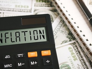 Calculadora negra con la palabra "inflaction" en la pantalla