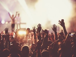 Personas en un concierto con las manos levantadas