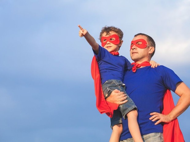 Papá e hijo disfrazados de superhéroes