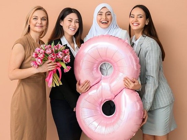 4 mujeres con un globo de 8