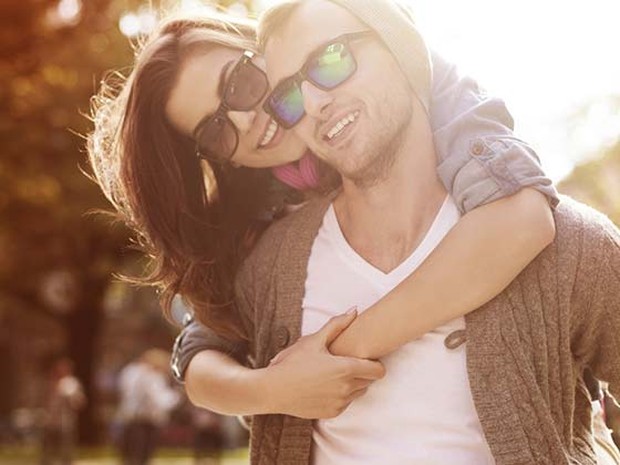 Pareja jóven con gafas de sol
