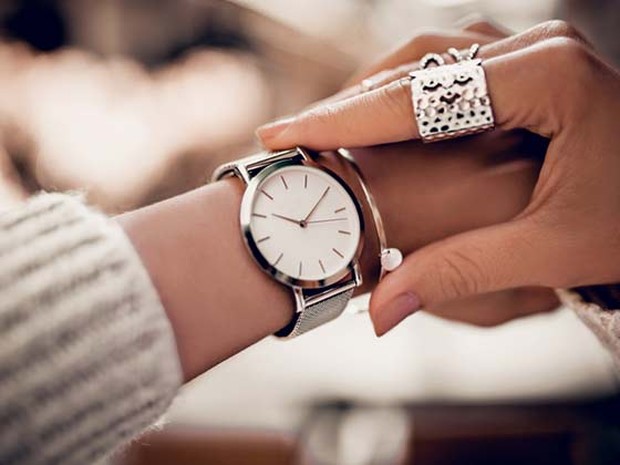 Muñeca de mujer con un reloj