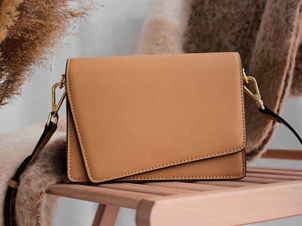 Bolso de hombro marrón
