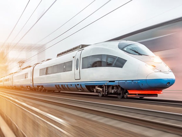 Tren a velocidad circulando por las vías
