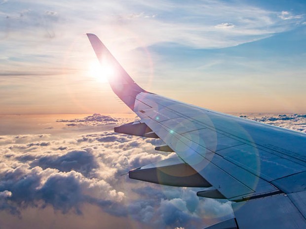 Ala de avión en en el cielo