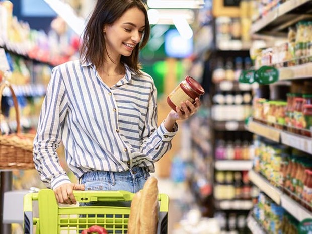 Mujer en el supermercado