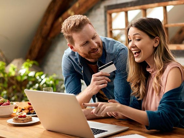 Hombre y mujer contentos comprando online