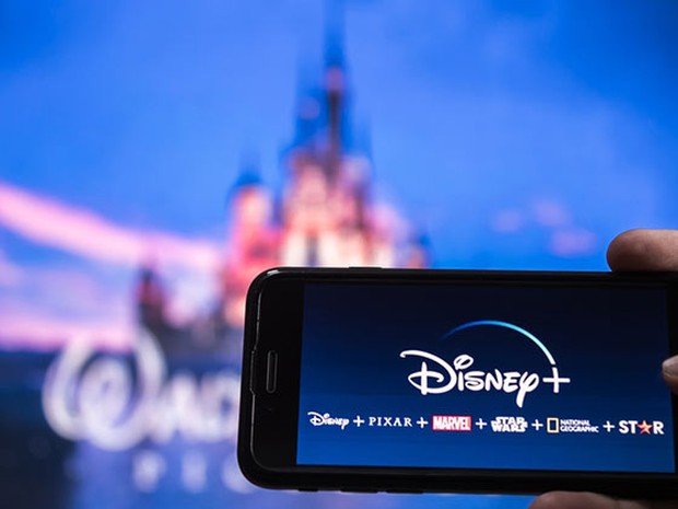 Un teléfono y un televisor con la imagen de cabecera de Disney +