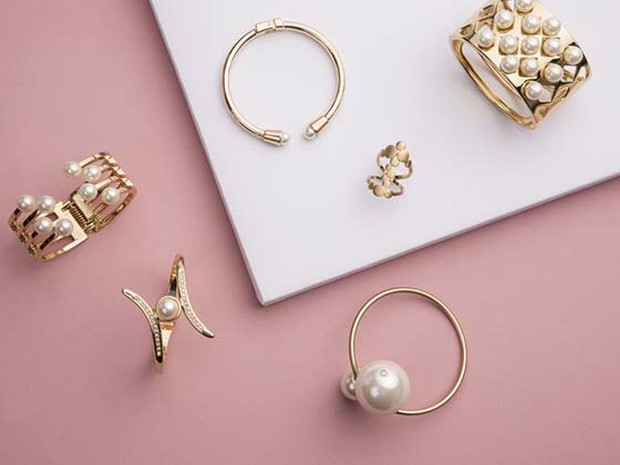 Anillos de oro y pendientes de mujer