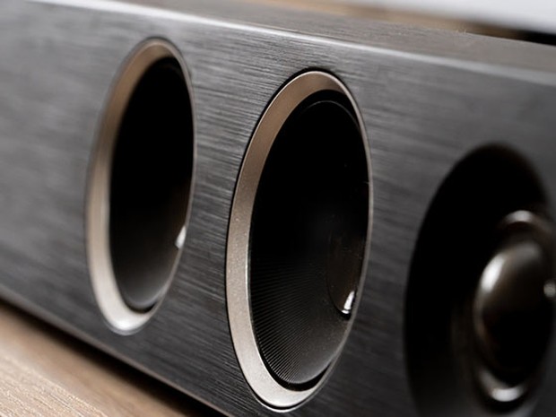 Barra de sonido negra para televisor en plano detalle