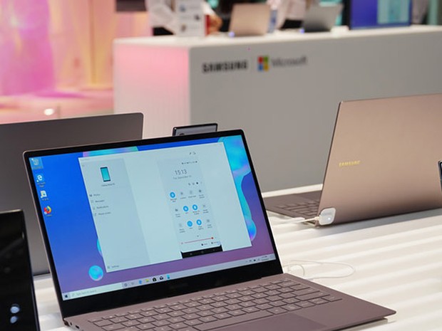 Portátiles y smartphones de Samsung en un expositor de una tienda