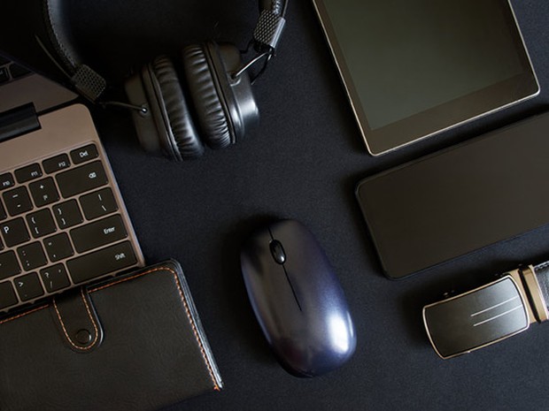 portátil, cartera negra de cuero, auriculares negros, ratón negro, smartphone, smartwatch y tablet