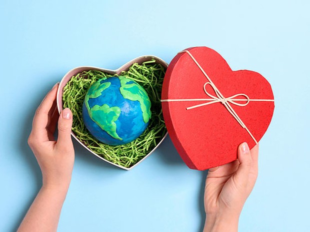 Caja de regalo en forma de corazón con un bolo terráqueo dentro