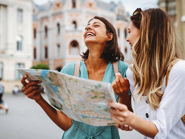 Dos mujeres con un mapa