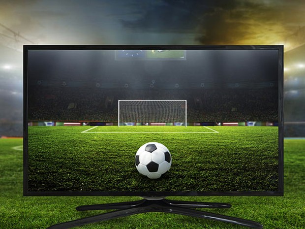 Televisión en un estadio de fútbol con la imagen del campo y un balón