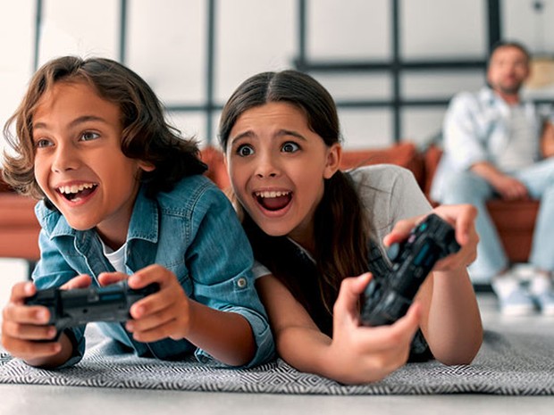 Dos niños jugando a la consola