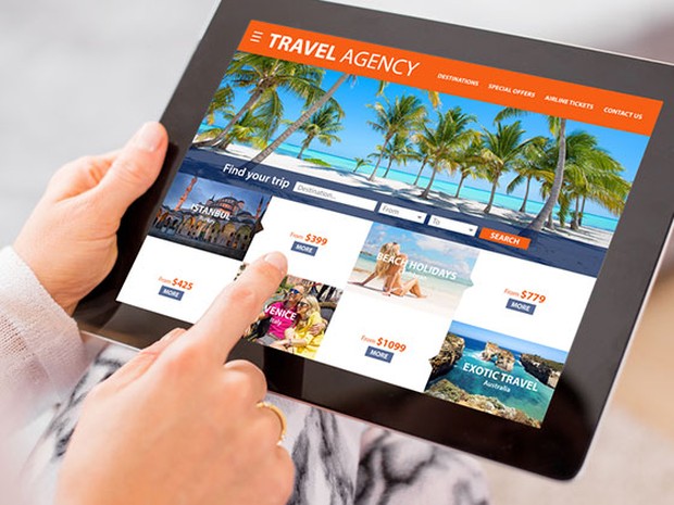 persona mirando en una tablet una página de viajes
