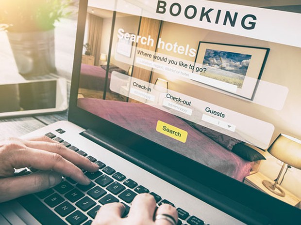 Portátil con una página de búsqueda de hoteles y alojamiento