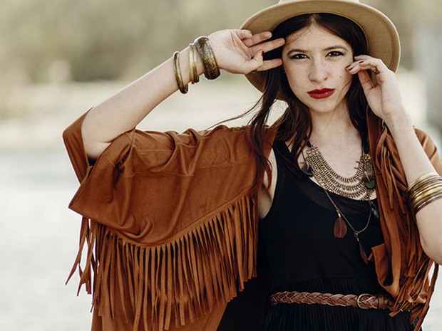 Chica con chaqueta de flecos