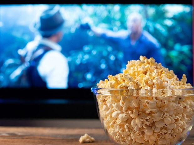 Cuenco de palomitas enfrente de la televisión