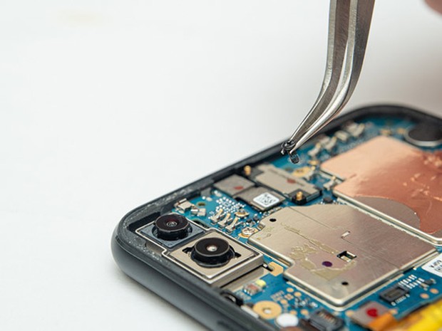 smartphone en reparación con unas pinzas