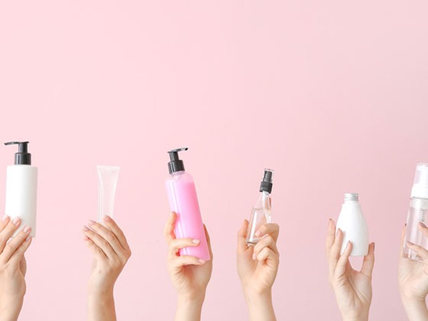 Manos sosteniendo productos de belleza