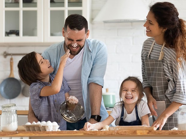 Una familia haciendo repostería en su cocina