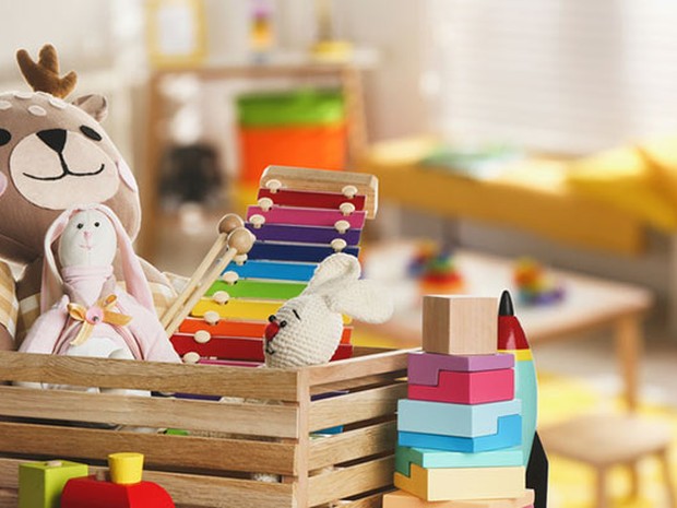 Juguetes coloridos para bebés en una habitación