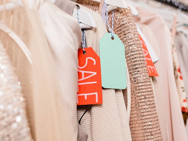 Ropa en venta con etiquetas de rebajas