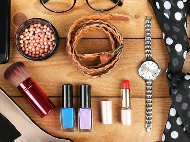 Accesorios de moda y maquillaje: un reloj, pañuelo, maquillaje, etc.