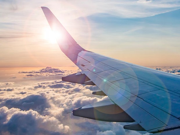 Avión volando sobre las nubes