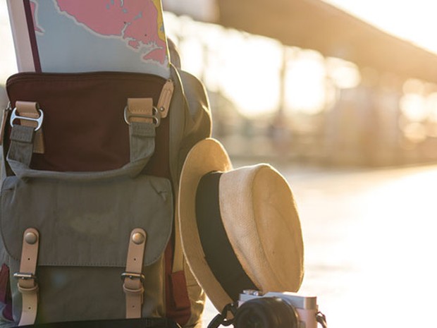 Mochila y accesorios de viaje en el suelo de una estación de tren