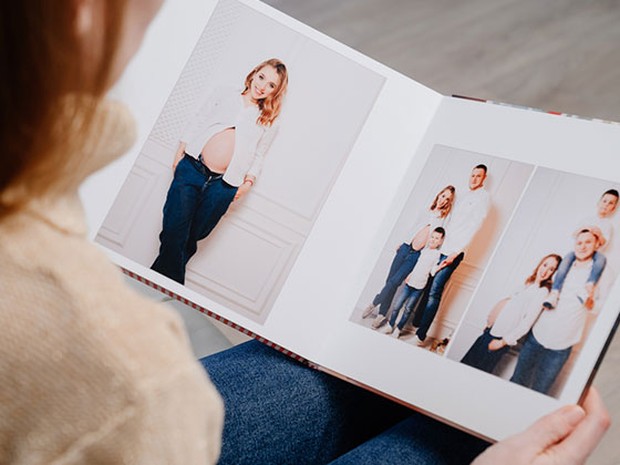Mujer con un álbum de fotos de embarazo