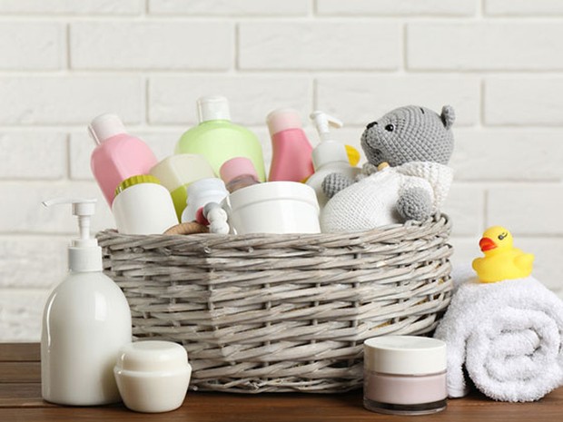 Cesta de mimbre con productos de baño de bebé