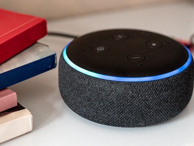 Dispositivo alexa sobre una mesa