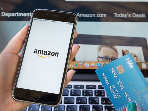Tarjeta, telefono y ordenador con la web de Amazon