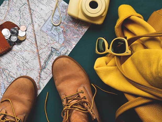 Accesorios de viaje: gafas, chaqueta, cámara, mapa
