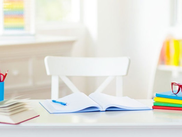 Escritorio de niños con material escolar