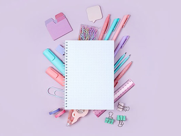 Cuaderno, bolígrafos, subrayadores y más material escolar