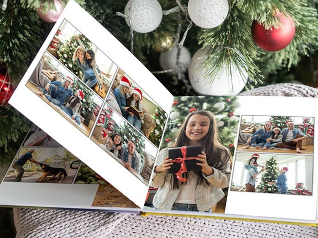 álbum de fotos bajo un árbol de navidad