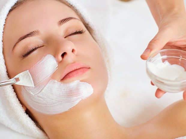 Mujer recibiendo un tratamiento facial