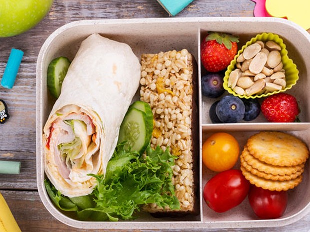 Merienda saludable en una mesa con material de papelería