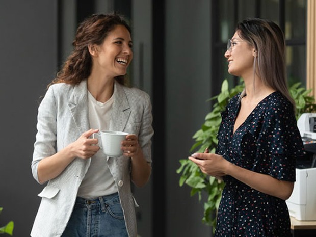 Dos mujeres hablando en la oficina