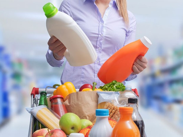 Mujer eligiendo productos en un supermercado para añadir a su carrito