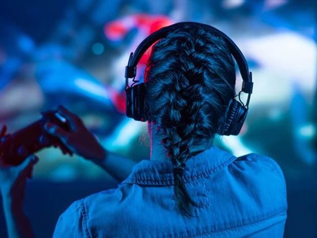 Chica jóven jugando con la videoconsola
