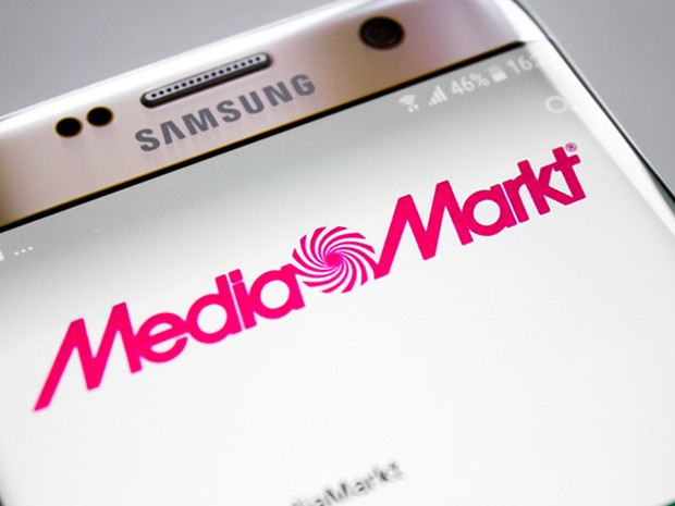 Smartphone de la marca Samsung con la pantalla en la app de MediaMarkt