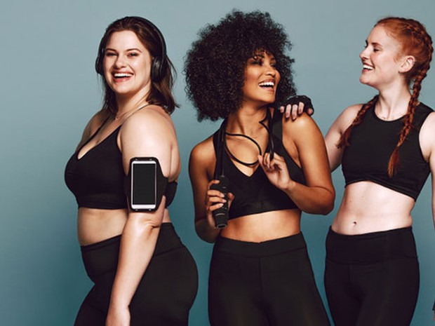 3 mujeres con ropa de deporte negra