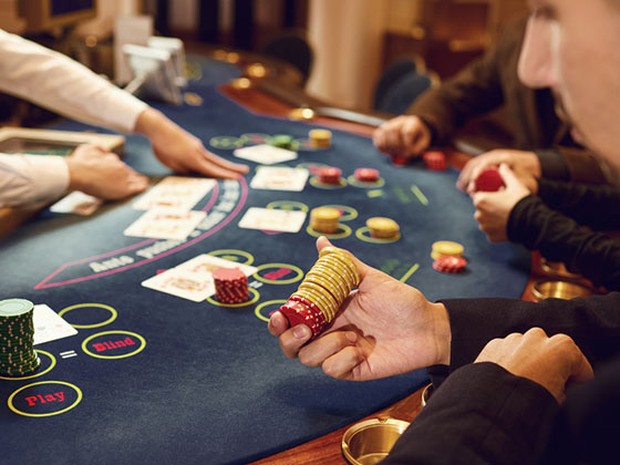 Grupo de amigos jugando a un juego de mesa