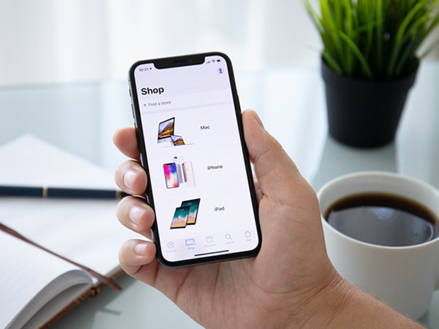 Smartphone con productos de tecnología Apple en un buscador
