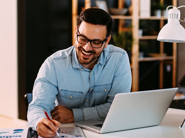 Hombre trabajando en una home-office